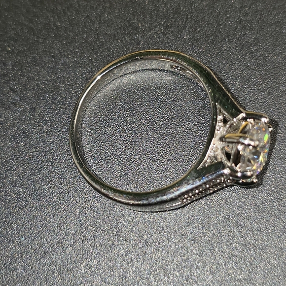 1.2 Ctw MOISSANITE RING . WHITE GOLD FILLES - Picture 5 of 7